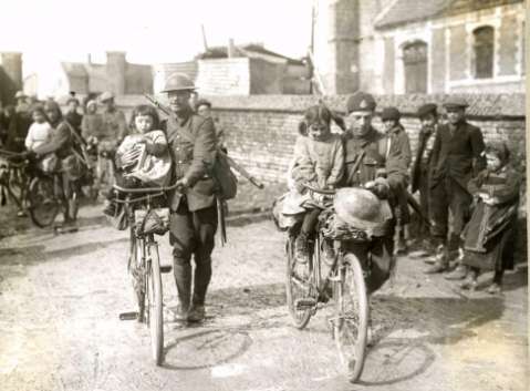 Soldados británicos con los niños de una villa (Producción: 1914-1918)