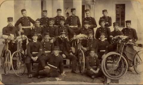 Retrato colectivo de los ciclistas del Batallón... (Producción: 1895)